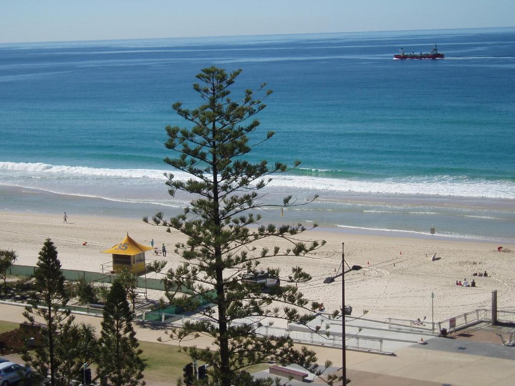 The Sands Surfers Paradise Rum bild